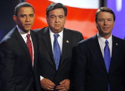 DEMÓCRATAS. Richardson, flanqueado por Obama y Edwards, tras un debate electoral. / REUTERS