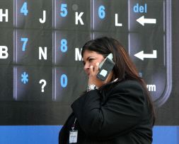 NOVEDADES. Una visitante de la feria de las comunicaciones de Barcelona habla por teléfono. / EFE