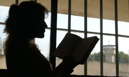 UNA RECLUSA lee un libro en la prisión / I. AIZPURU