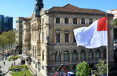 AYUNTAMIENTO. La bandera de Bilbao y, al fondo, junto al reloj, la de España y la ikurriña. / LUIS ÁNGEL GÓMEZ