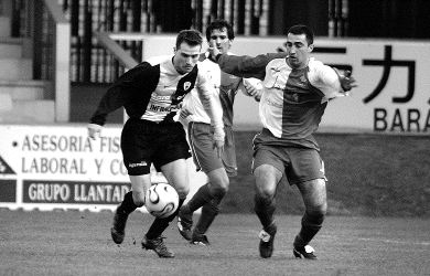 CLAVE. Los jugadores gualdinegros saben que se juegan mucho en este partido. / PEDRO URRESTI