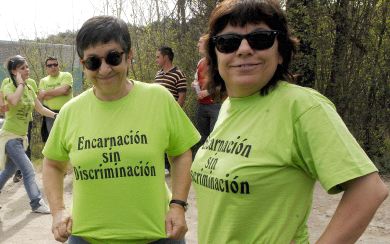 PAREJA. María de los Ángeles Rey, a la derecha, con su mujer. / EFE