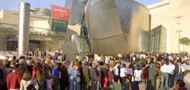 EXPECTACIÓN. Algunas exposiciones del Guggenheim han generado auténticos atascos por la avalancha de visitantes. / EL CORREO