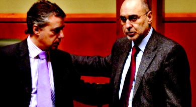 El presidente del PNV, Iñigo Urkullu, se saluda con el socialista Rodolfo Ares en los escaños del Parlamento vasco. /  IGOR AIZPURU