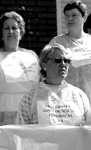 ORTUELLA. Mujeres protestan junto al ambulatorio. / J. A.