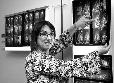 INVESTIGACIÓN. Marian Solana estudia unas radiografías. / MIREYA LÓPEZ