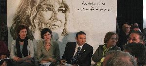 El lehendakari ejerció de moderador de uno de los catorce foros que se celebran ayer en el Museo de Bellas Artes./ Telepress