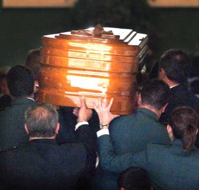 CONMOCIÓN. Compañeros del guardia civil asesinado trasladan a hombros su féretro camino de la capilla ardiente. / FOTOS: EDUARDO ARGOTE, IGNACIO PÉREZ, IOSU ONANDIA, BLANCA CASTILLO, EFE Y TELEPRESS.