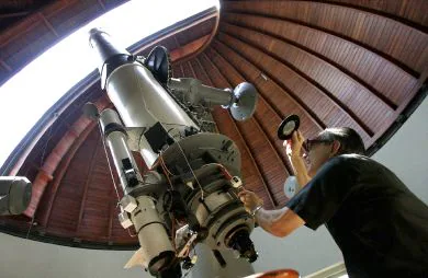 DIRECTO AL CIELO. Un sacerdote maneja un telescopio del observatorio del Vaticano. / REUTERS