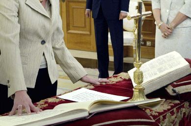 SOLEMNIDAD. La Biblia y un crucifijo están presentes en la toma de posesión de los ministros. / EFE