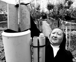 Sor Carmen revisa el medidor instalado en el huerto del convento. / MITXEL ATRIO