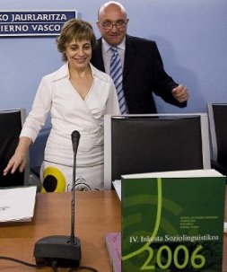 Miren Azkarate y Patxi Baztarrika, durante la presentación. / USOZ