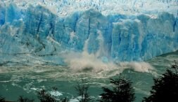 Un momento del derrumbe de una sección del frente del glaciar Perito Moreno.
