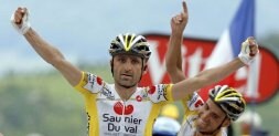 Leonardo Piepoli consiguió con 37 años y permiso de su compañero Juan José Cobo, detrás, su primera victoria de etapa en el Tour. /REUTERS