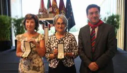 Amelia Baldeón y la viuda de Henrike Knörr, Txari Santiago, recogieron emocionadas la distinción de manos del alcalde, Patxi Lazcoz. / FOTOS: E. ARGOTE