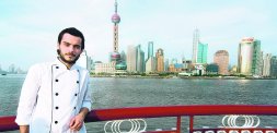El joven cocinero bilbaíno Ion Alaña posa ante el 'sky line' de la dinámica y abierta ciudad china. / Z. A.