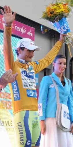 El italiano Pozzato lleva el maillot oro. / EFE