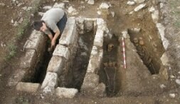 Uno de los arqueólogos trabaja en la excavación. / E.C.