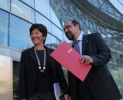 Mari Carmen Gallastegui, de Ikerbasque, con el consejero de Educación, Tontxu Campos. / TELEPRESS