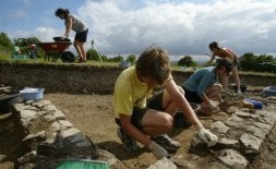 Arqueólogos excavan en el yacimiento de Iruña-Veleia, situado en Nanclares de la Oca. / EL CORREO