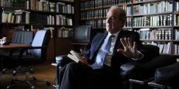 El ex lehendakari Garaikoetxea consulta unos libros en su despacho de Pamplona al finalizar la entrevista. / FERNANDO GÓMEZ