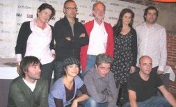 Los miembros del jurado, con el actor Antonio Dechent y miembros de Aborigen. / G. MEDEL