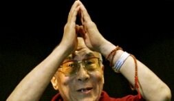 El Dalai Lama, en una reciente charla espiritual en Tokio. / REUTERS