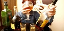 El número de enfermos alcohólicos se mantiene en la ciudad pero cada vez más jóvenes acuden a terapias con politoxicomanías. / AVELINO GÓMEZ