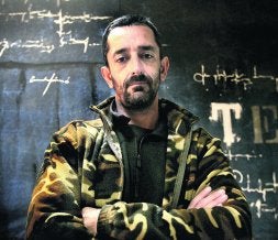 Con sólo 43 años, Pedro Cavadas ha inscrito su nombre en la historia de la Medicina por lo pioneras que son sus operaciones. / DAMIÁN TORRES Dedos largos, huesudos y delicados, de cirujano. / D. T.