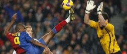 Eto'o falló varias ocasiones, incluso un penalti, pero luego marcó el gol que abrió la lata de la victoria azulgrana. / EFE