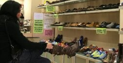 Una mujer se prueba unas botas en una zapatería sin relación con el caso. / EL CORREO