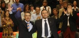 Íñigo Urkullu y Juan José Ibarretxe saludan desde la tribuna de oradores a los simpatizantes congregados en el Euskalduna de Bilbao. / FOTOS DE MITXEL ATRIO