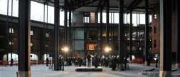 El arquitecto Philippe Starck y el alcalde Iñaki Azkuna muestran el atrio con el panel de ladrillo caravista, detrás del cual está previsto emplazar el centro de artes escénicas. / FERNANDO GÓMEZ