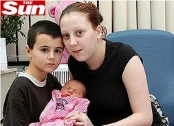 Alfie y Chantelle con su hija Maisie, recién nacida en el hospital británico. /  'THE SUN'