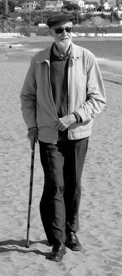 José Luis Sampedro pasea por la cala de Mijas. / FOTOS: JOSELE LANZA