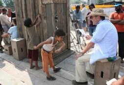 Danny Boyle dirige al pequeño Azharuddin Ismail (Salim) en Bombay. / E. C.