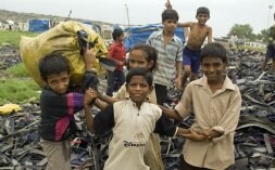 Niños en los basureros de Dharavi, Bombay, el mayor barrio de chabolas de Asia y donde Boyle reclutó a sus actores. / FOTOS: ZIGOR ALDAMA