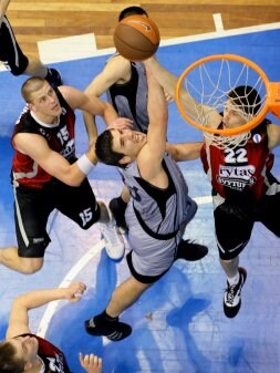 Marko Banic anotó anoche 24 puntos y capturó 14 rebotes ante el Lietuvos Rytas. / FOTOS: IGNACIO PÉREZ Y FERNANDO GÓMEZ