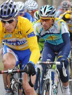 Contador marca de cerca a Chavanel. / AFP