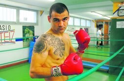 Israel Carrillo posa en el gimnasio del Gasteiz. / IOSU ONANDIA