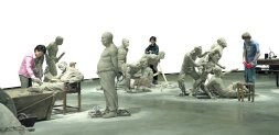 Artistas chinos  y vascos ultiman 'Patio de la recaudación de la renta'. / I. PÉREZ Cai bajo la instalación 'Una historia arbitraria'. / IGNACIO PÉREZ