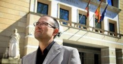 Gil aprendió hace unos años la lengua vasca, que utiliza a diario con sus hijos. / L. A. GÓMEZ