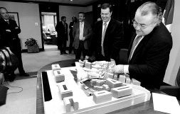 Tontxu Rodríguez observa una maqueta con los proyectos para el municipio. / P. URRESTI