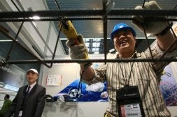 Un expositor extranjero realiza una demostración. / BERNARDO CORRAL