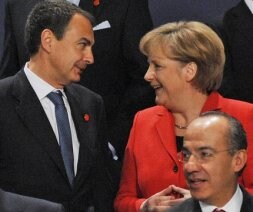 Zapatero charla con Angela Merkel, junto al presidente mexicano, Felipe Calderón. / AFP