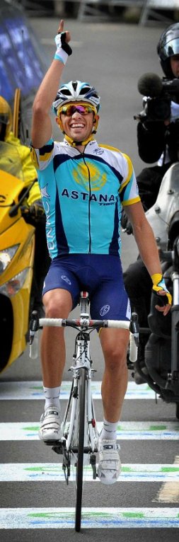 Contador celebra su triunfo en Arrate. / FERNANDO GÓMEZ