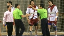 Los árbitros desquiciaron a los jugadores del Naturhouse; en la imagen discuten con Amargant en presencia de Gedeón. / FOTOS: MIGUEL HERREROS