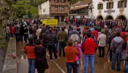 Los vecinos de Ituren se concentraron ayer por el asesinato de la mujer, que tenía cuatro hijos. / ZARBO