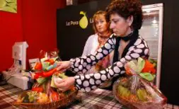 Marisa Álvaro remata un paquete de frutas en su negocio.