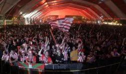Miles de seguidores rojiblancos siguieron la final de Copa en la carpa habilitada por el Athletic en la capital levantina. / REPORTAJE FOTOGRÁFICO: IGOR AIZPURU Y BORJA AGUDO